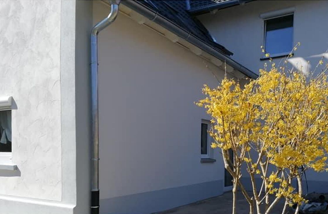 Mit der richtigen Technik beim Aussenputz kann die charmante Altbauoptik erhalten werden.